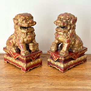 Chińskie lwy strażnicze Foo Dogs w stylu vintage, para 10 cali, czerwono-złote, rzeźbione, drewniane, dekoracja Feng Shui