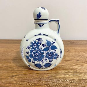 Vintage 1931 Blauw Delft Holland Ceramic Bottle with Cork Stopper – Blue Floral Design Jug, Dutch Delfts Decanter with Peony Roses