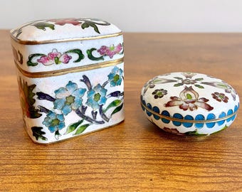 Zestaw 2 zabytkowych chińskich pudełek z emalii Cloisonne, białe pudełka na drobiazgi i tabletki z motywem kwiatowym, eksport z połowy lat 50. i 70. XX wieku