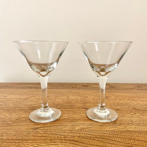 Set mit 2 Vintage Martini-Gläsern, Cocktailgläser mit langem Stiel, schweres Klarglas, Vintage Barware-Gläser