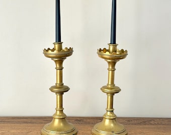 Coppia di candelabri vintage in ottone per altare da chiesa, portacandele ecclesiastici neogotici, coppia pesante da caminetto, decorazione per cappella