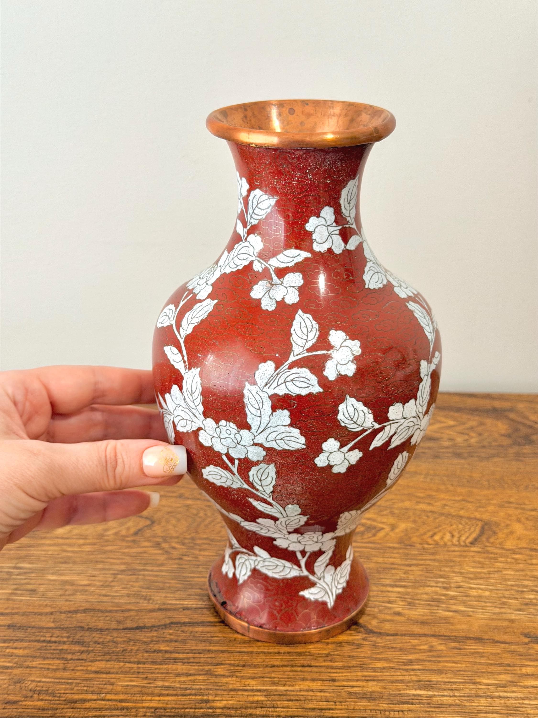 七宝焼　赤色の花柄　花瓶 ヴィンテージ レッド 花柄 中国七宝焼き花瓶、銅縁の壺、白い植物模様