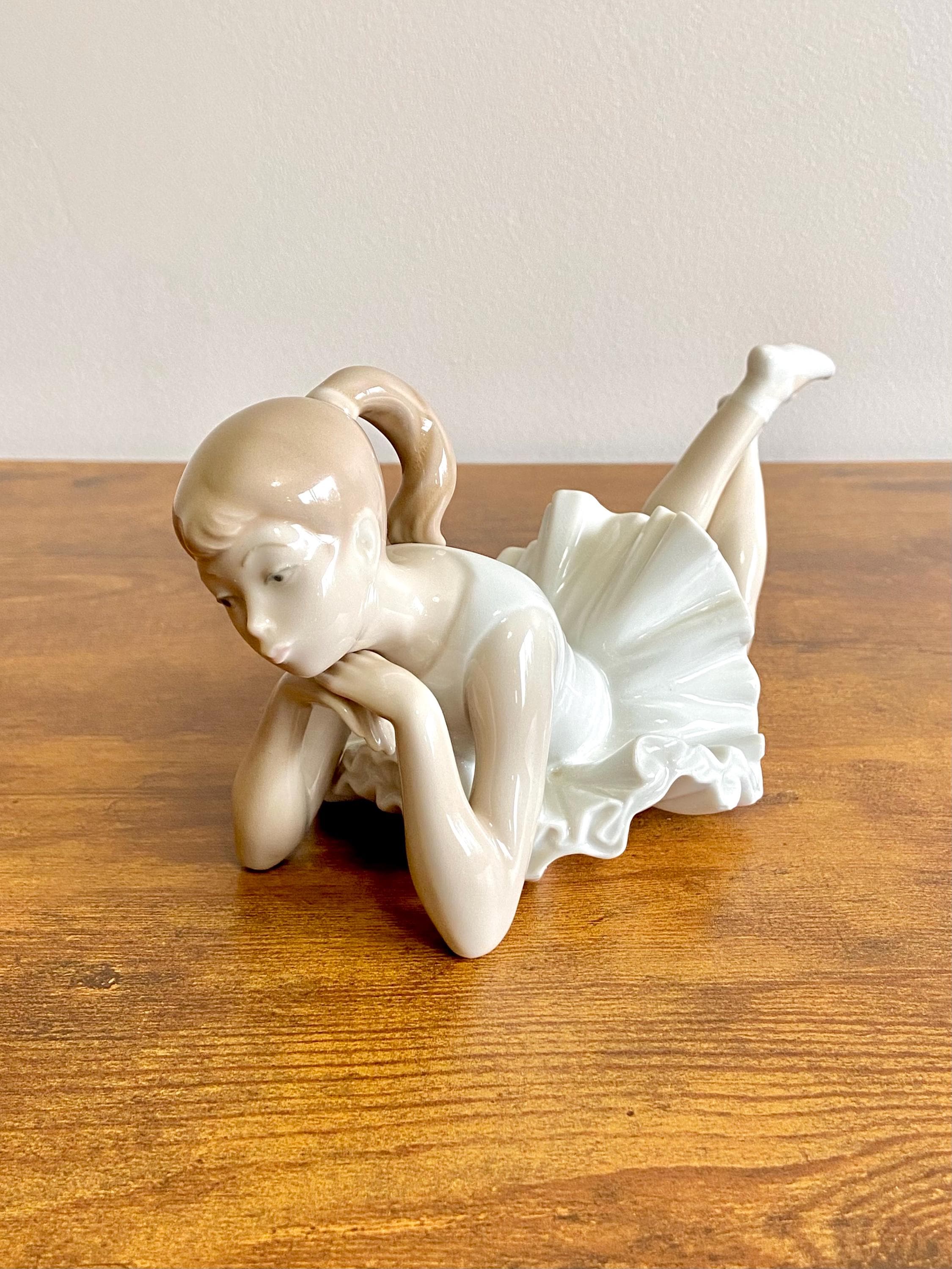 ヴィンテージ ナオ by リヤドロ 149 物思いにふけるバレエ - 横たわる