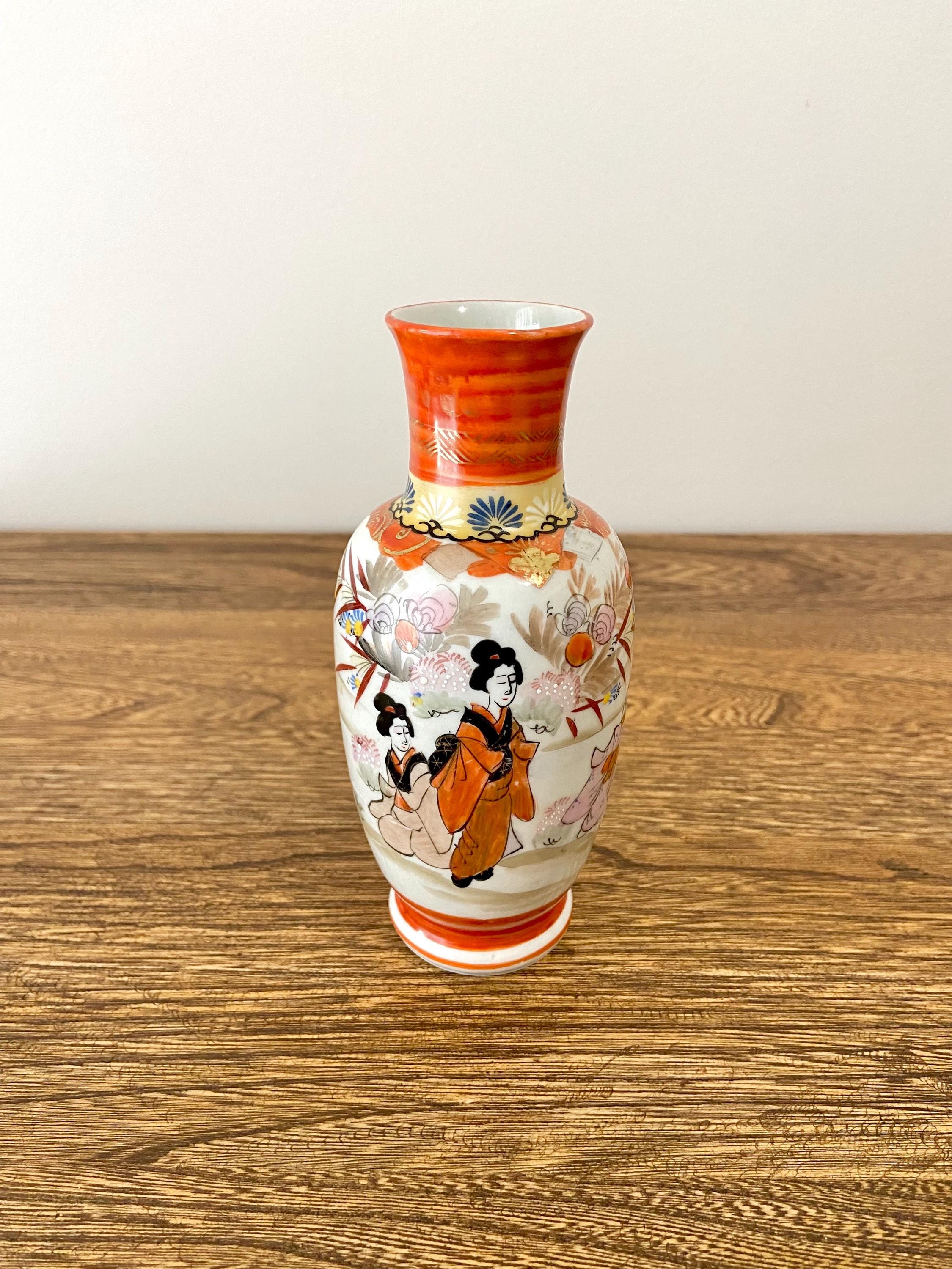 アンティーク九谷焼花瓶 6インチ (15 cm)、手描きの芸者シーン