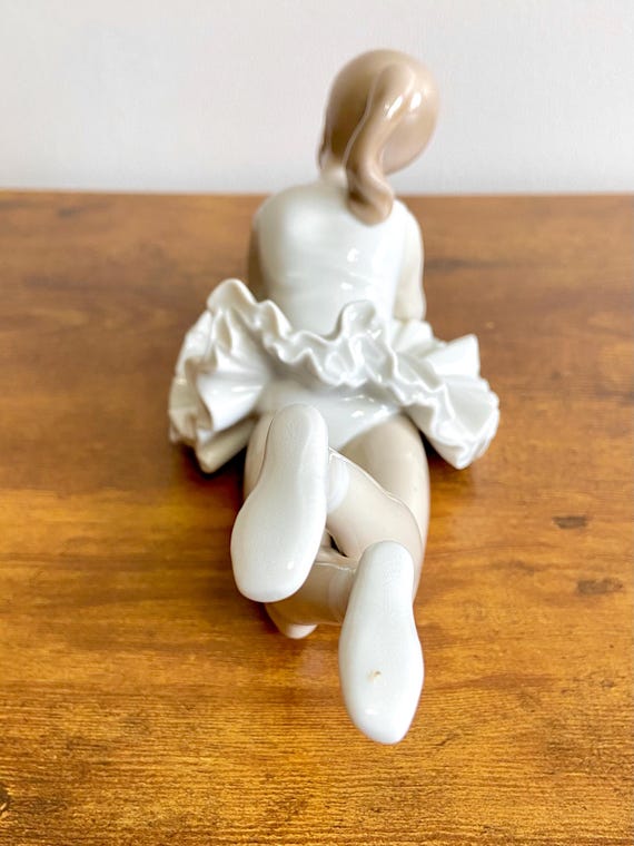 ヴィンテージ ナオ by リヤドロ 149 物思いにふけるバレエ - 横たわる