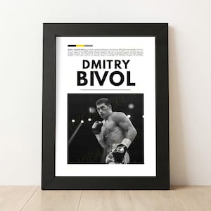 Puede incluir: Una taza de cerámica blanca con un asa negra y el texto "But First, Coffee" en negrita negra. La taza se encuentra sobre un fondo borroso, sugiriendo un ambiente acogedor.