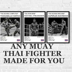 Puede incluir: Tres carteles enmarcados en blanco y negro de luchadores de Muay Thai. Cada cartel presenta el nombre, las estadísticas y una foto del luchador en acción. El texto "ANY MUAY THAI FIGHTER MADE FOR YOU" está debajo.