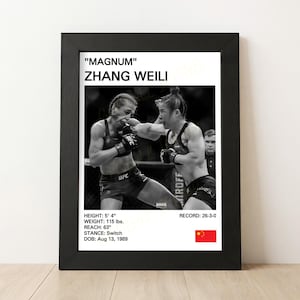Può includere: Poster incorniciato in bianco e nero con una scena di combattimento UFC tra due atlete. Il poster include il testo "MAGNUM" e "ZHANG WEILI", insieme a statistiche di combattimento come altezza, peso (52 kg), allungo (160 cm) e record.