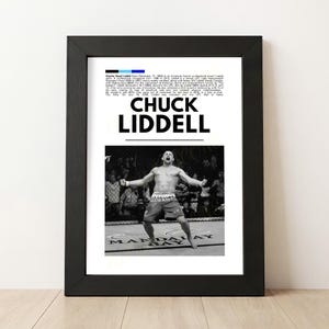 Puede incluir: Impresión enmarcada en negro con una foto en blanco y negro de Chuck Liddell celebrando en un ring de la UFC. La impresión incluye el nombre "CHUCK LIDDELL" en letras grandes y en negrita, y una biografía del luchador.