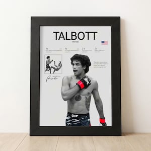 Peut inclure: Une affiche encadrée représentant le combattant de l'UFC Payton Talbott, avec un portrait en noir et blanc, une petite photo d'action, une signature et du texte détaillant ses exploits. Le combattant porte des gants noirs et rouges.