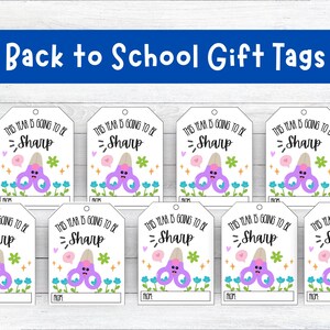 Puede incluir: Etiquetas de regalo de regreso a la escuela con el texto "This Year is Going to be Sharp". Las etiquetas presentan un gráfico de tijeras moradas con una cara triste, rodeadas de flores y corazones. Las etiquetas tienen un espacio para escribir "From" y "Mom".