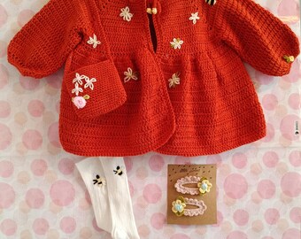 Handgestickter Name und Monogramm, handgefertigter Mädchenpullover, Haarspange, Tasche, gesticktes Sockenset, kundenspezifisches Babyset, personalisierte Baby-Wolljacke