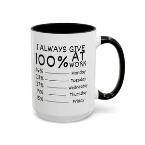 Puede incluir: Taza de café blanca con borde y asa negros. La taza tiene texto negro que dice "I ALWAYS GIVE 100% AT WORK" y una lista de porcentajes para cada día de la semana.