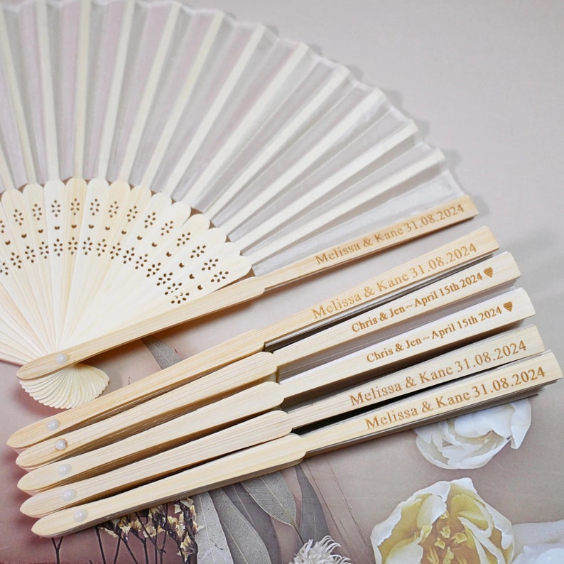 White Engraved Personalised Silk Wedding Fans, Bulk Personalised Wedding Bridal Party Favors Special Event Fans ummer Wedding, Rustic Favors zdjęcie 1