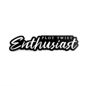 Puede incluir: Una pegatina negra con borde blanco que presenta la palabra Enthusiast en una fuente cursiva grande. Sobre la palabra Enthusiast, el texto PLOT TWIST está impreso en una fuente de letras mayúsculas sans-serif blanca sobre fondo negro.