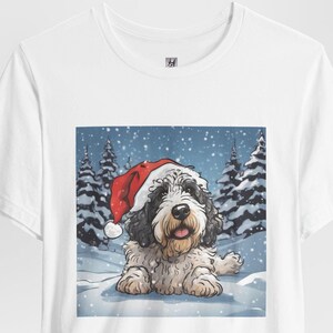Bernadoodle Weihnachtsmütze Unisex T-Shirt, Cartoon Hundeliebhaber Geschenk, Festliches Urlaub T-Shirt, Schnee Weihnachten Haustier Besitzer Top, Süßes Bernadoodle T-Shirt
