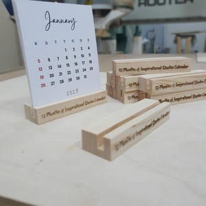 Gepersonaliseerde houten kalenderstandaard, grenenhouten tafelblad, uniek bureauaccessoire - Minimalistische kalenderstandaard met inspirerende citaten