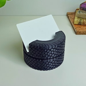 Porta-cartões de visita de pneu | Acessório de mesa com tema de carro | Porta-cartões impresso em 3D | Suporte para cartões de escritório | Decoração de escritório | Decoração de mesa de rodas