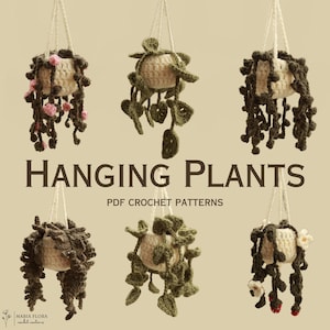 Puede incluir: Seis plantas colgantes de ganchillo en diferentes colores y estilos. Las plantas cuelgan de un fondo blanco. El texto "Hanging Plants PDF Crochet Patterns" se muestra debajo de las plantas.