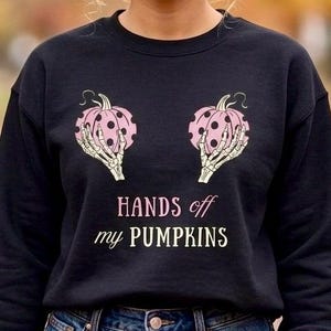 Ne touchez pas à mes citrouilles | Pull ras du cou d'Halloween rose avec décorations citrouilles d'Halloween