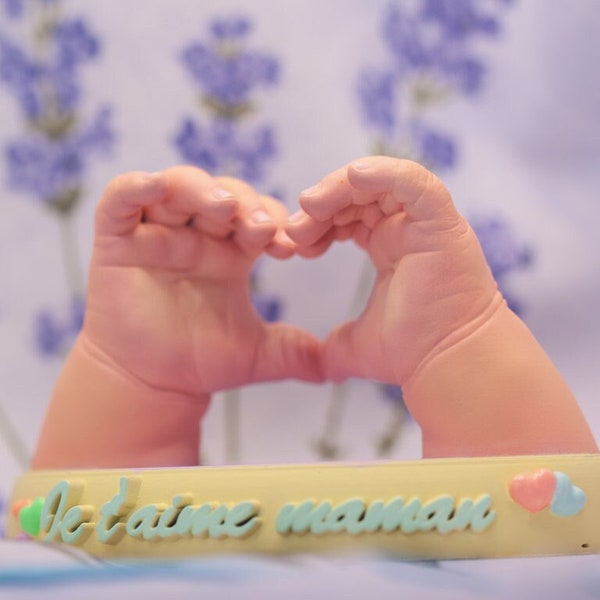 idées cadeau pour la fête des mères: statue sculpture main bébé formant un cœur