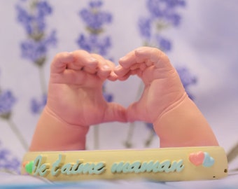 main bébé formant un cœur  pour la fête des mères