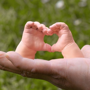 statue sculpture main coeur, 
cadeau naissance,
main bébé cœur, 
pour maman, 
papa, amoureux, 
la st valentin,