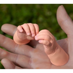 sculpture main bebe en resine
statue main cœur 
main coeur
main bébé
