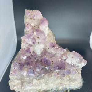 Amatista con inclusiones de cacoxenita