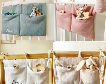 Organiseur / rangement de lit bébé personnalisé, Pochette de chevet en gaze de coton, Organiseur de couches, Rangement pour chambre de bébé