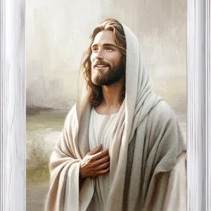 K&ouml;nnte beinhalten: Ein Gem&auml;lde von Jesus Christus mit einem wei&szlig;en Gewand und langen braunen Haaren, der mit einem L&auml;cheln nach oben blickt. Der Hintergrund ist ein hellblauer Himmel mit Wolken.