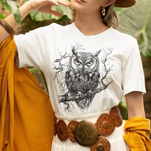 Owl T-shirt, Minimalist T-shirt, Bird T-shirt, Owl Lovers Gift, Animal T-shirt, Graphic Owl Tee, Forestcore T-shirt, Witch T-shirt, Cute Tee
