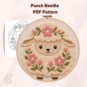 Op de afbeelding: Een punch needle PDF-patroon met een schapenontwerp. Het schaap is crèmekleurig met roze bloemen en groene bladeren. Het ontwerp zit in een houten borduurring, met een zwart-witte lijntekening van het schaap aan de linkerkant.