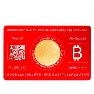 Op de afbeelding: Een rode Bitcoin cold wallet kaart met witte tekst en afbeeldingen. De kaart bevat een QR-code, het Bitcoin-symbool en de tekst "PRIVATE KEY". De kaart bevat ook de tekst "BITCOIN COLD WALLET | OFFLINE GENERATED | SAN DIEGO, USA".