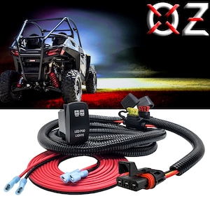 Puede incluir: Un kit de cableado negro para luces LED de pod, que incluye un interruptor negro con una luz LED azul y el texto "LED POD LIGHTS". El kit incluye un arnés de cableado rojo, un arnés de cableado negro y un conector negro con un cable amarillo y rojo.