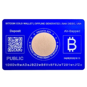 Op de afbeelding: Een blauwe plastic kaart met de tekst "BITCOIN COLD WALLET | OFFLINE GENERATED | SAN DIEGO, USA" bovenaan. De kaart heeft een QR-code met het label "Deposit", een zilveren cirkel met de tekst "PRIVATE KEY" en een zilveren vierkant met de tekst "Air-Gapped" en een Bitcoin-symbool. De tekst "PUBLIC" en een reeks letters en cijfers bevinden zich onderaan de kaart.
