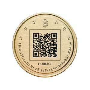 Könnte beinhalten: Eine goldfarbene Münze mit einem schwarz-weißen QR-Code in der Mitte. Die Münze hat ein schwarzes 'B' in der oberen Mitte und das Wort 'PUBLIC' unter dem QR-Code. Die Münze ist von einem Kreis aus Sternen und dem Text '18rDS3CJACnNFx9QafkTLMUMp8B57W3agn' umgeben.