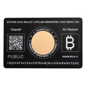 Op de afbeelding: Een zwarte plastic kaart met een Bitcoin-logo en de tekst "Air-Gapped" en "PRIVATE KEY". De kaart heeft een krasgedeelte om een ​​geheime sleutel te onthullen. De kaart heeft ook een QR-code en de tekst "Deposit" en "PUBLIC".