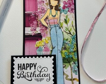 Feliz aniversário. Feito em cartolina com etiqueta especial. Selo de Julie Nutting. Papel Mintay. Personalizado, único, carimbado e remendado em papel.