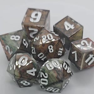 WW2 Maps, Chicago Tribune (1944) - 7-teiliges Würfelset Handgemacht aus echten Karten für DnD, Pathfinder, Call of Cthulhu und andere Table Top RPGs
