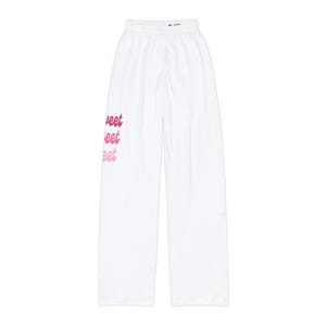 Peut inclure: Pantalon de détente blanc doté d'une taille élastique et d'un motif vertical répété sur la jambe gauche affichant le mot sweet en trois nuances de rose, passant d'un magenta foncé à une teinte rose pastel plus claire.
