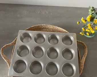 Vintage 12 cup muffin tin