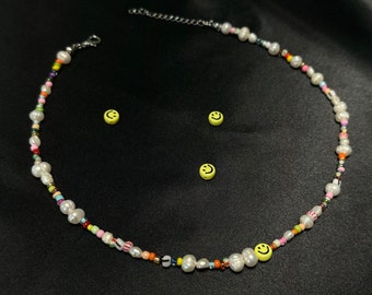 SPRING x HAPPY - colorful pearl necklace with freshwater pearls and smiley