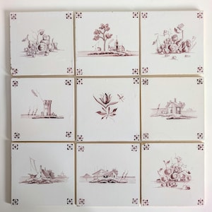 Può includere: Nove piastrelle quadrate bianche con illustrazioni marroni. Ogni piastrella presenta un design diverso, tra cui uva, un albero con una chiesa, una torre, un fiore e una casa. Gli angoli di ogni piastrella hanno un piccolo motivo floreale.