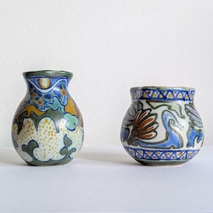 Niederländische Jugendstil Keramik Paar kleine Vasen von Gouda Zuid-Holland Antique Keramik Anfang des 20.Jahrhunderts schöne und bunte handgefertigte Vasen