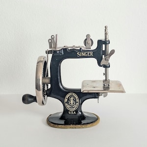 JOUET ANCIEN MACHINE a coudre des annees 1960 EUR 19,00 - FR