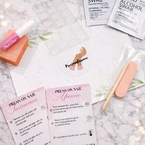 Pode incluir: Um kit de unhas posti&ccedil;as com v&aacute;rios componentes. Inclui cola para unhas, len&ccedil;os umedecidos com &aacute;lcool, abas adesivas para unhas, uma lixa de unhas e instru&ccedil;&otilde;es. O kit foi projetado para aplica&ccedil;&atilde;o e cuidados com as unhas em casa.
