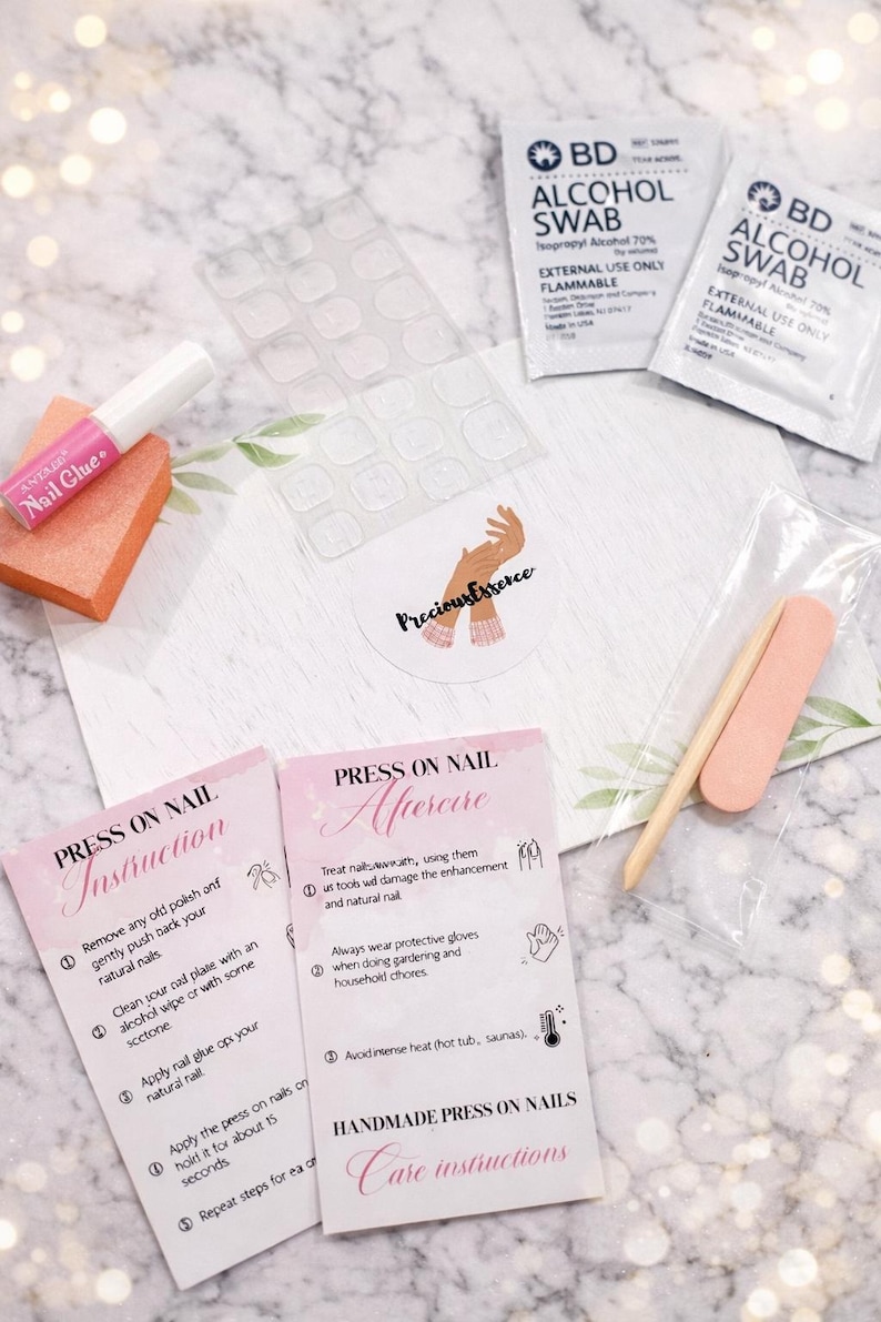 Pode incluir: Um kit de unhas posti&ccedil;as com v&aacute;rios componentes. Inclui cola para unhas, len&ccedil;os umedecidos com &aacute;lcool, abas adesivas para unhas, uma lixa de unhas e instru&ccedil;&otilde;es. O kit foi projetado para aplica&ccedil;&atilde;o e cuidados com as unhas em casa.