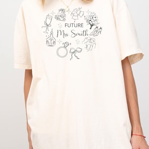 カスタムフューチャーミセスシャツ、カスタムコンフォートカラー、フューチャーミセススミスシャツ、花嫁Tシャツ、独身パーティーTシャツ、婚約衣装