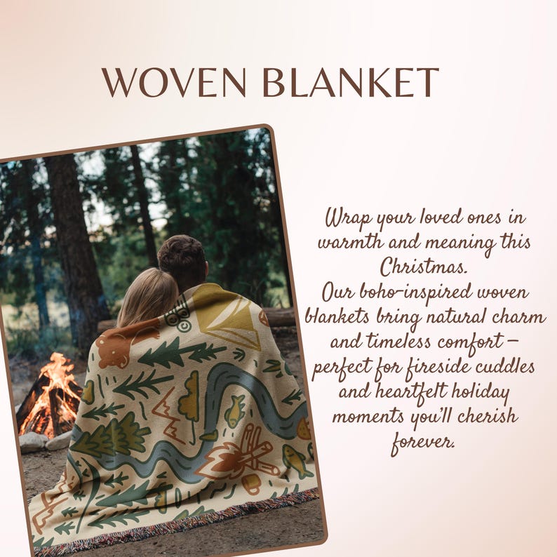 Puede incluir: Una manta tejida con un dise&ntilde;o inspirado en la naturaleza, con un r&iacute;o, &aacute;rboles y elementos de camping en tonos verdes, azules y marrones. La manta est&aacute; sobre dos personas sentadas cerca de una fogata. Texto: "WOVEN BLANKET".